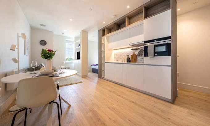Heathrow Villages Apartment | Superior Studio - Luxury Stay - Onsite Free Parking