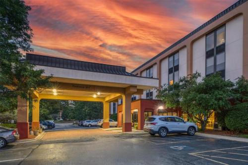 Highland Hills Hotel | SureStay Plus Hotel by Best Western Chicago Lombard