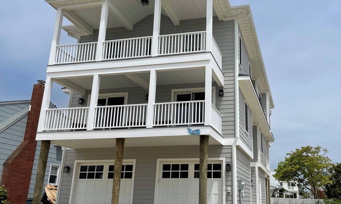 Surf City House | Surf City Beautiful New Construction 5 bedrooms + Elevator, Walkable