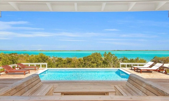 Hartswell House | Surf House: 4BR Beachfront w/pool