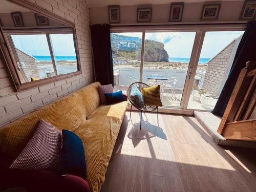 Porthtowan Apartment | Surf 'n' Sands in Porthtowan Beachfront Apartment