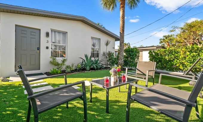Naples Park Apartment | Surfside Cottage - 5 Mins to Beach!