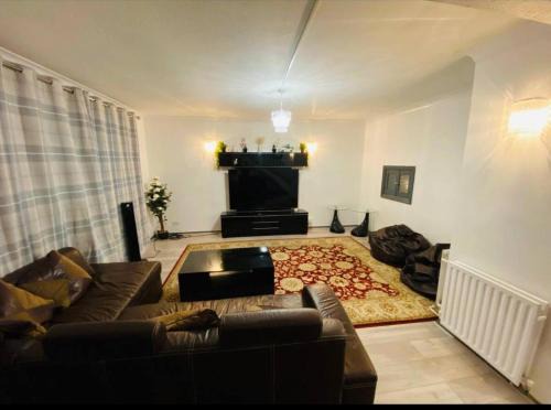 Aldershot House | Surrey Hills Retreat - 2-Bed Near Central London