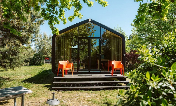 Ouddorp Ski Chalet | Sustainable cottage made of recycled cardboard