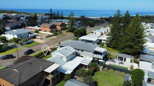 Anna Bay House | Suzie Q - Spacious 4BR home - 150m to beach - Pet Friendly