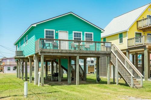 Surfside Beach House | Sweet Caroline by the Coast - Short Walk to the Beach or Jetty Park