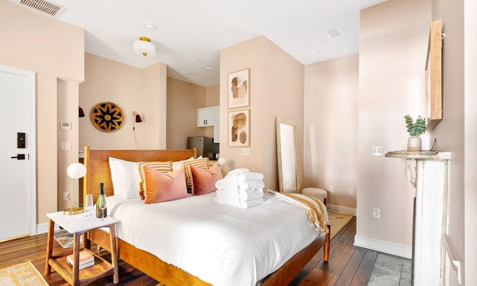Downtown Charleston Apartment | Sweet Couples Retreat at The Vesper Suite