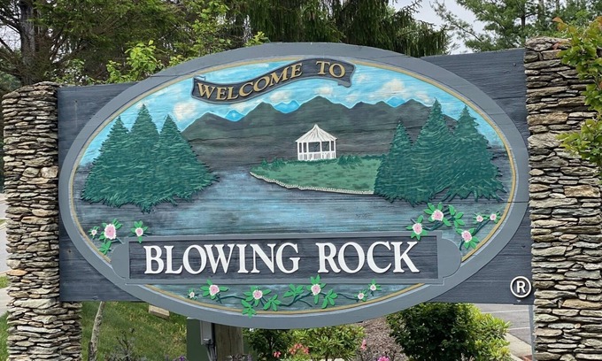 Blowing Rock Condo | Sweet Stopover-5 star-DT Blowing Rock -walk to everything/3rd floor/balcony!