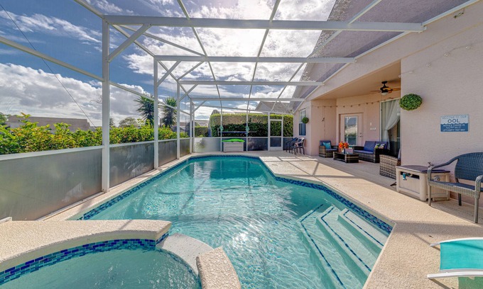 Davenport House | Sweet Sunshine Retreat near Disney. 4 king beds. Free heated pool.