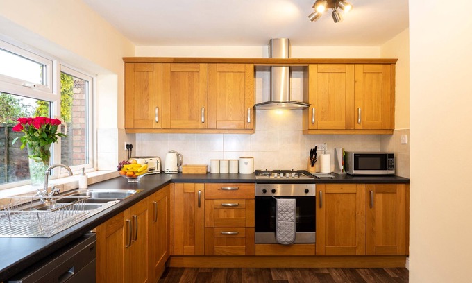 Solihull House | Sweetbriar -Stylish 4-Bed House near Airport, NEC, Resorts World Arena, Solihull