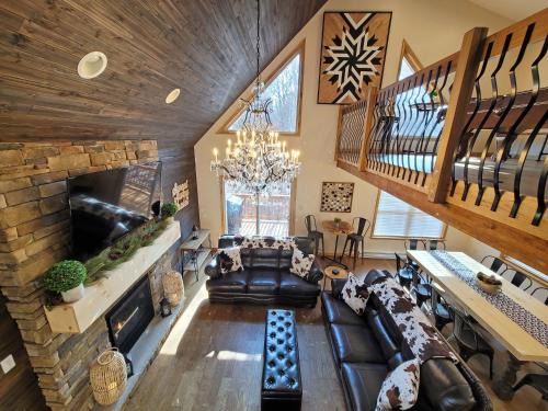 Albrightsville House | Swept Away Chalet - Luxurious NEW 6 BR Home Sleeps 16 Hot Tub Linens and Towels