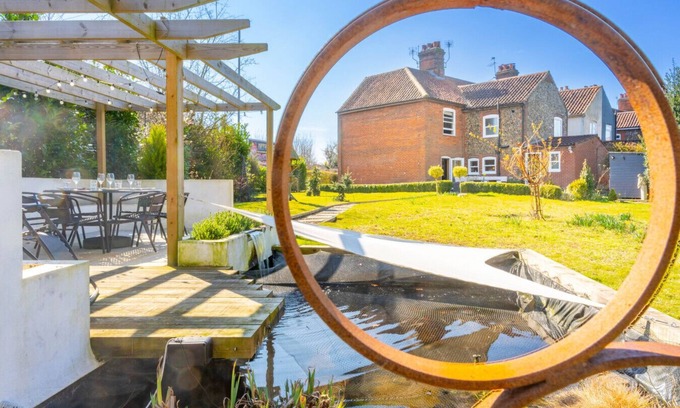 Thorpe St Andrew House | Swift Host | Beautiful Flint Cottage | Two Bedroom | Close to River