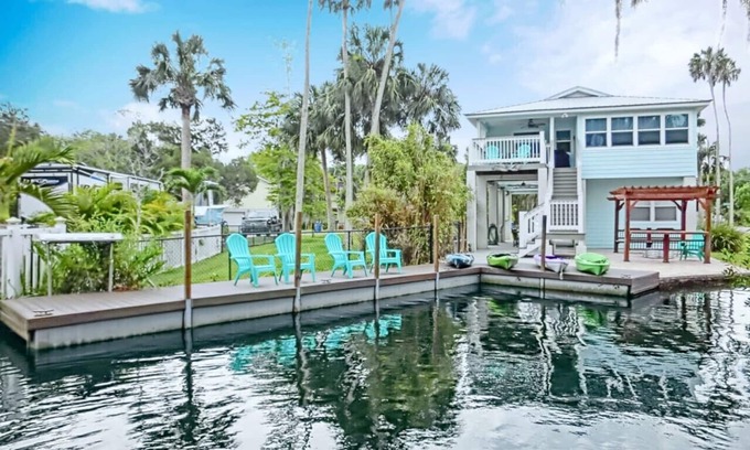 Weeki Wachee Gardens House | Swim Mat, Kayaks, Fire Pit! PET FRIENDLY - Sunfish Cove - Weeki Wachee River
