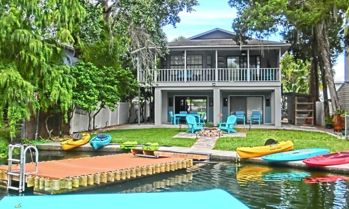 Weeki Wachee Gardens House | Swim Mat, Kayaks, Fire Pit! PET FRIENDLY - Paddlers Cove - Weeki Wachee River