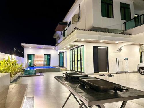 Kuah House | Swimming Pool Homestay