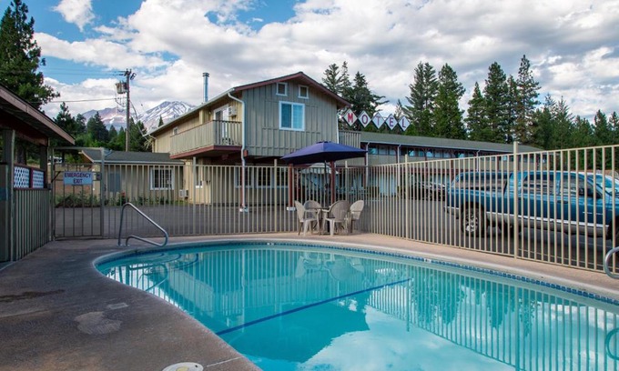 Mount Shasta Hotel | Swiss Holiday Lodge