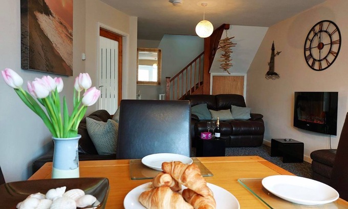 Tywyn House | Swn Y Tonnau, Sound of the Waves in Tywyn