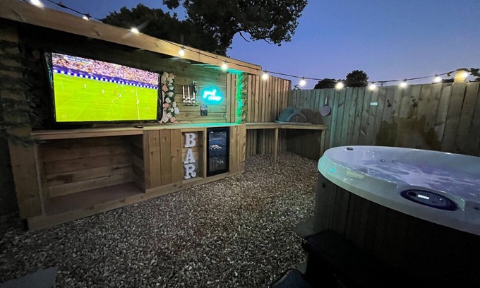 St. Florence Cottage | Sycamore Cottage with private Hot tub