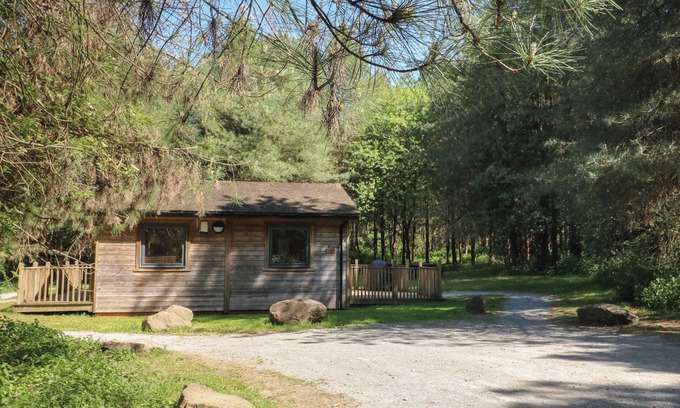 Rosliston Cottage | SYCAMORE LODGE, family friendly, with a garden in Rosliston