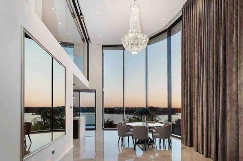 Blakehurst House | SYD Luxury cheerful water view holiday house