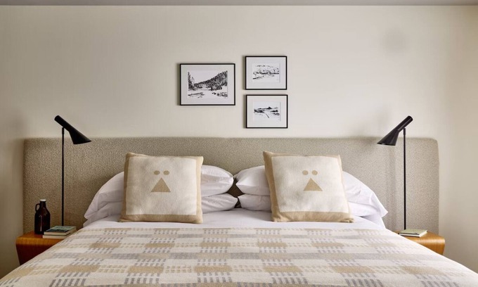 Stowe Area Hotel | Tälta Lodge, a Bluebird by Lark | King Bed | Pet-Friendly Accommodation