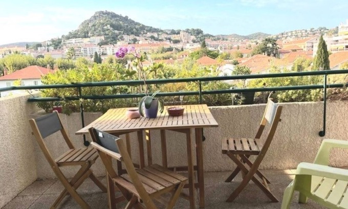 Hyeres City Centre Apartment | T2, 4 pers max, near downtown with view, terrace and private parking