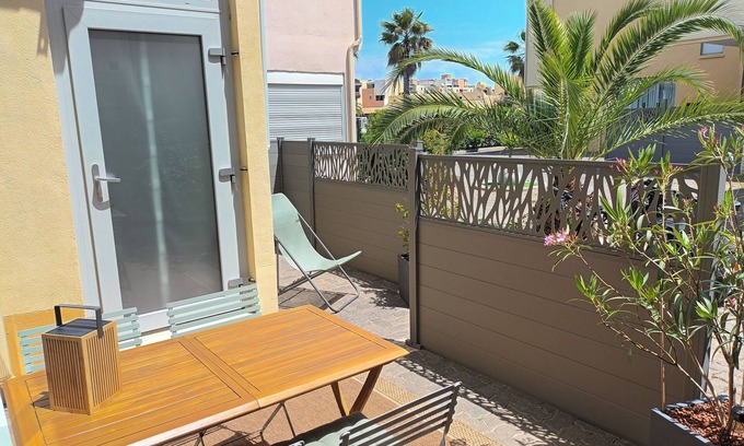 Gruissan Apartment | T2 apartment (2 pers) 42 m², ground floor, terrace, air-conditioned, internet access