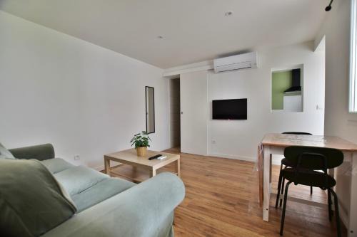 Meze Apartment | T2 en RDC climatisé à 50m de la plage et du port