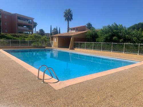 Le Lavandou Apartment | T2 en rez de jardin avec piscine