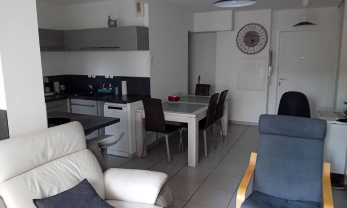 La Farlede Apartment | T3 apartment in town center, supermarkets 100 m. ideal couple 2 children