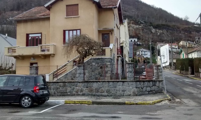 Ax-les-Thermes Apartment | T3 Ax center, garden, sleeps 6. 150m gondola