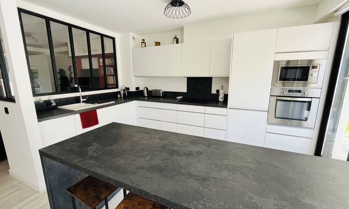 Le Pradet Apartment | T3 renovated and air-conditioned 85m2, terrace 30m2, parking, swimming pool, close to beaches