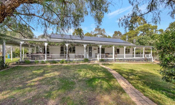 Bellbird House | Tabitha Hill Homestead close to wineries and nature