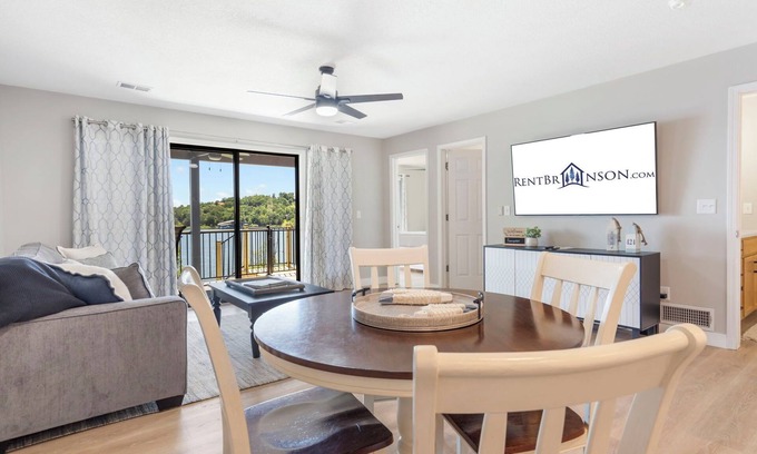 Kimberling City Condo | Table Rock Shoreline Steps Away, Newly Renovated Condo, Community Pool!