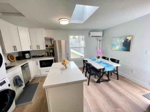 Hilltop Apartment | Tacoma 2 bedrooms 1 baths sleep 5 with compact kitchen