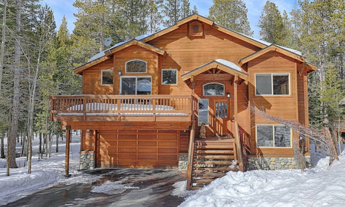 Truckee House | Tahoe Donner Luxury 4 BR House w/Hot Tub + Chef's Kitchen + Tesla Charger