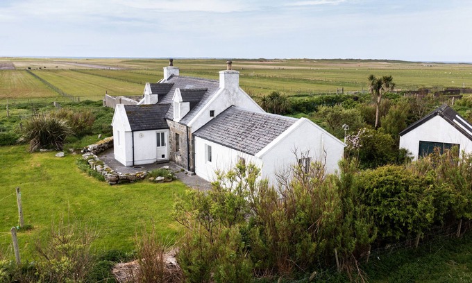 Baleshare Cottage | TAIGH PHINC, pet friendly, with a garden in Lochmaddy, North Uist