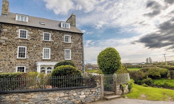 Newport House | Take your foot off the pedal for a moment and bring the family together for a proper beach holiday.