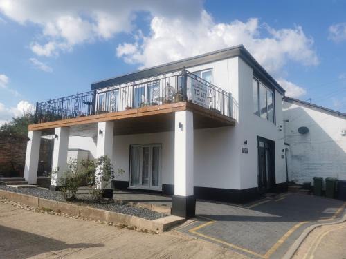 Tewkesbury Apartment | Tallets Apartment with Balcony & Parking