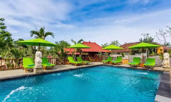 Mushroom Bay Hotel | Taman Sari Villa Lembongan bungalow #2 Twin bedroom with garden viewnn