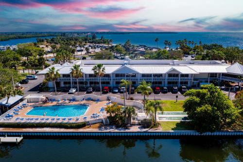 Ruskin Apartment | TAMPA BAY, BEACH step away, WIFI, FREE PARKING,POOLS, JACUZZI