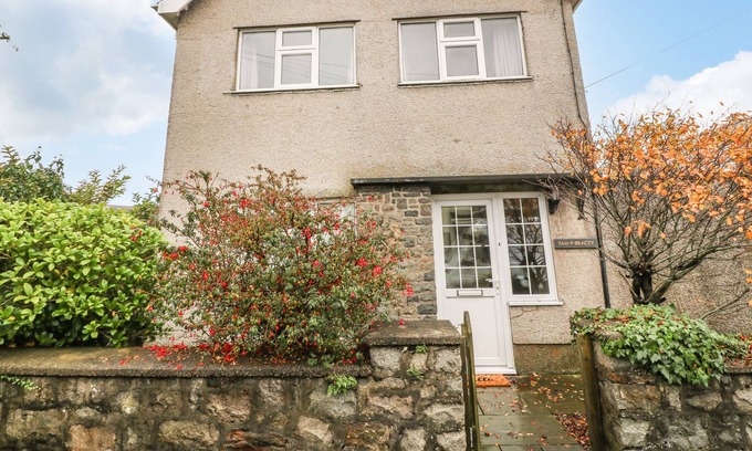 Nefyn Apartment | TAN Y BRACTY, pet friendly, country holiday cottage in Nefyn