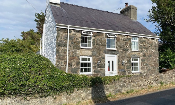 Edern Cottage | TAN Y GOEDEN, luxury holiday cottage, with open fire in Morfa Nefyn
