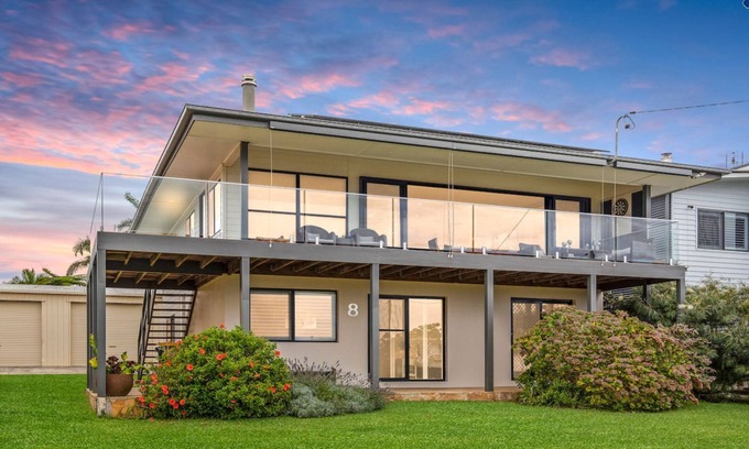 Currarong House | Tanapaser – spacious centrally located home with fireplace