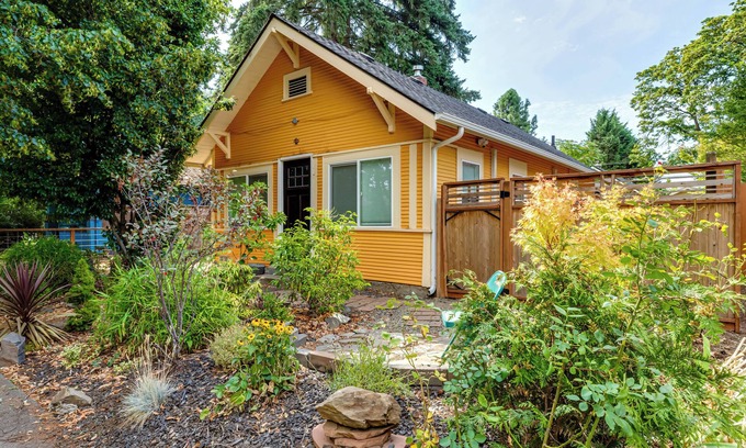 Whiteaker House | Tangerine Eugene Guesthouse - heart of Eugene, AC, bikes, near breweries/cafes