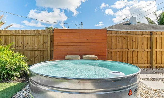 Lantana House | Tank Pool, Putting Green & 1 Mile to the Beach!