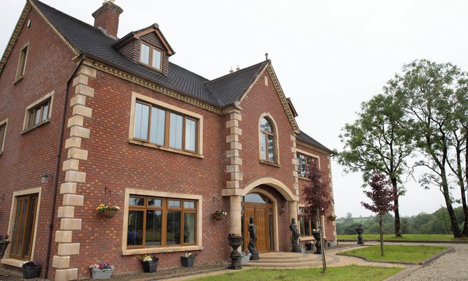 Omagh House | Tara Manor - Family gatherings, intimate weddings, golfing trips & hen parties