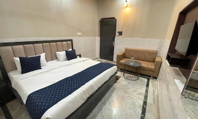 Basai Apartment | Taran Bliss Home stay : Deluxe Double Room (2 Adults + 1 Child)