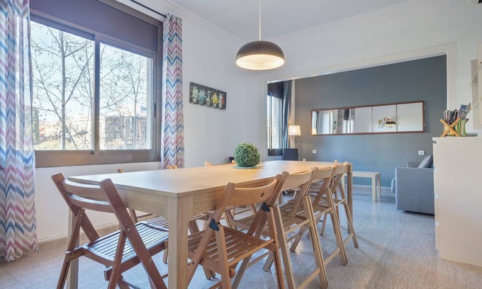 La Nova Esquerra de l'Eixample Apartment | TARRADELLAS 3, PARA 14 PERSONAS, muy cerca Estació de Sants, llegada tren aeropuerto, muy bien comunicado y rodeado de comercios y restaurants