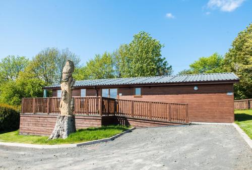 Cupar Ski Chalet | Tawny Lodge with Hot Tub